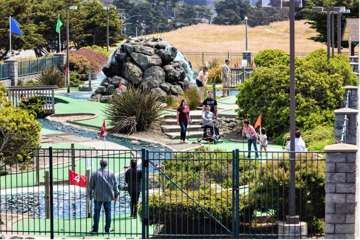 Emerald Dolphin Inn & Mini Golf Fort Bragg Exterior foto