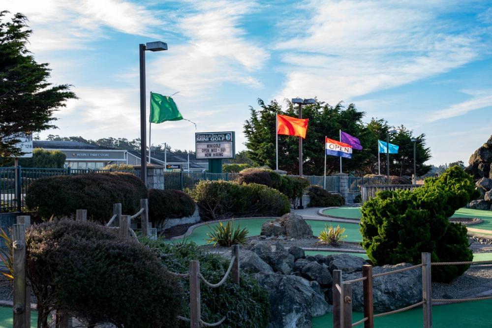 Emerald Dolphin Inn & Mini Golf Fort Bragg Exterior foto
